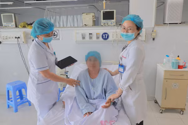 Ê-kíp bác sĩ điều trị thăm hỏi bệnh nhân.