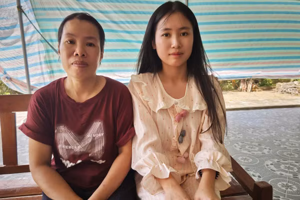 Em Phan Thị Thanh Trà (xã Tứ Mỹ, Hà Tĩnh) cùng mẹ.