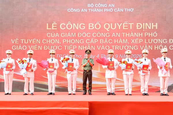 Thiếu tướng Huỳnh Việt Hòa, Giám đốc Công an TP Cần Thơ, trao quyết định cho các giáo viên.