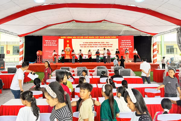 Công tác chuẩn bị cho lễ khai giảng năm học mới và khánh thành trường được diễn ra khẩn trương.