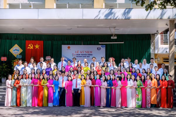 Tập thể cán bộ, giáo viên Trường THPT Hồng Lĩnh năm học 2025-2026.