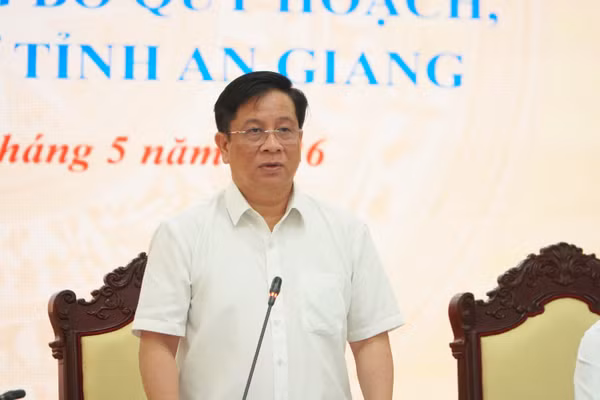 Ông Hồ Văn Mừng, Chủ tịch UBND tỉnh An Giang, phát biểu chỉ đạo tại buổi họp báo.