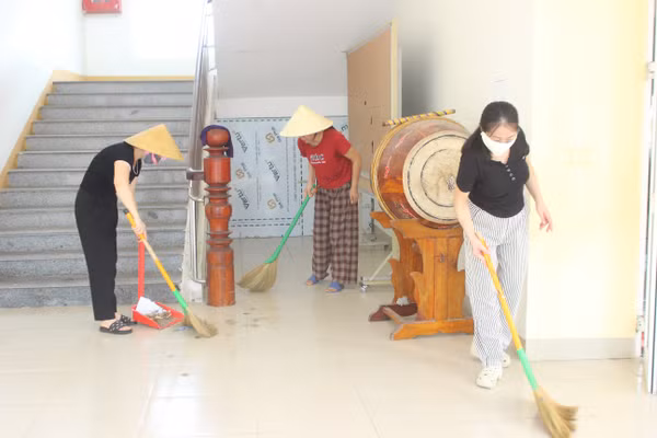 Giáo viên Trường Tiểu học Văn Yên (phường Thành Sen) vệ sinh trường lớp.
