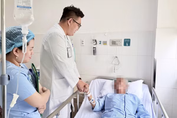 Bác sĩ thăm khám cho bệnh nhân.