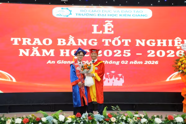 TS Nguyễn Văn Thành, Hiệu trưởng Trường Đại học Kiên Giang, nhận hoa tri ân từ đại diện sinh viên tốt nghiệp.