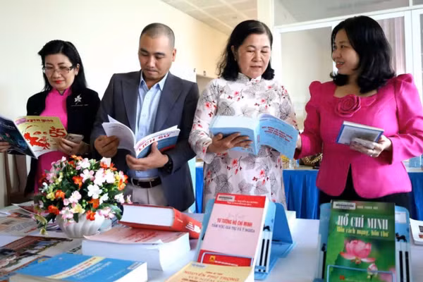 Trưng bày sách tại Lễ phát động "Tuần lễ hưởng ứng học tập suốt đời và kỷ niệm Ngày Khuyến học Việt Nam tại Cần Thơ.