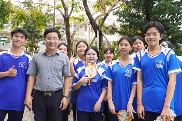 Ông Lê Huy Thơ, Phó Hiệu trưởng Trường THPT Nguyễn Trung Trực 1, cùng các em học sinh tại Ngày hội. Ảnh: Yến Phương.