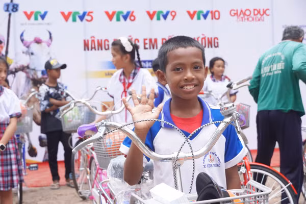 Háo hức đón xe mới, học sinh vùng biên An Giang thêm động lực đến trường. Ảnh: YP.