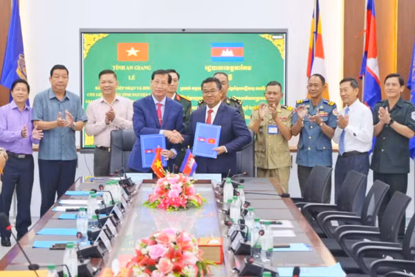 Ban Chuyên trách 2 tỉnh ký kết biên bản bàn giao, tiếp nhận hài cốt liệt sĩ.