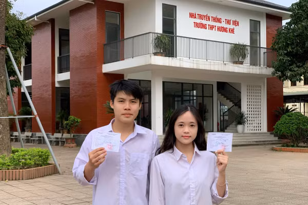 Học sinh Trường THPT Hương Khê (Hương Khê, Hà Tĩnh) háo hức với lá phiếu cử tri đầu đời.