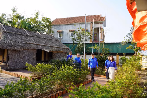 Nhà cụ Mai Kính (thôn Bùi Xá, xã Phù Việt, huyện Thạch Hà) nay là thôn Bùi Xá, xã Việt Xuyên, Hà Tĩnh.