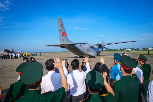 Chuyến bay đặc biệt mang theo hơn 15.000 mẫu hài cốt liệt sĩ.