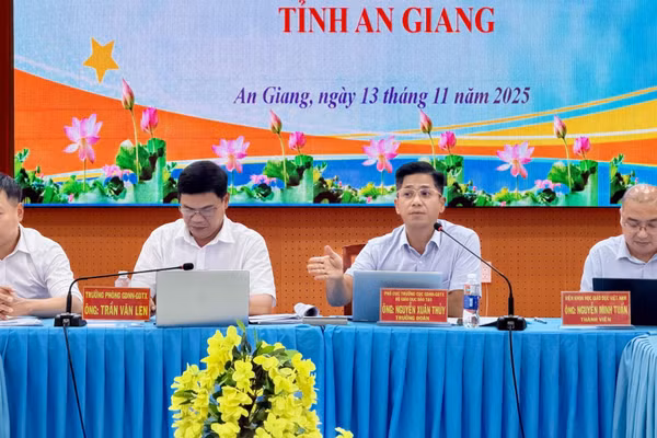Đoàn khảo sát thực tế của Bộ Giáo dục và Đào tạo làm việc tại tỉnh An Giang.