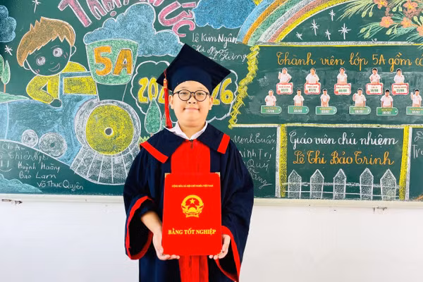 Em Hà Ngọc Quốc Hưng thích đặt câu hỏi và khám phá thế giới xung quanh.