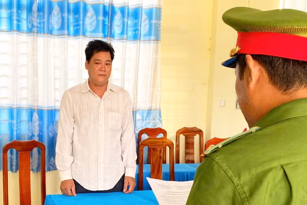 Cơ quan Cảnh sát điều tra Công an tỉnh An Giang tống đạt các quyết định khởi tố vụ án, khởi tố bị can và lệnh cấm đi khỏi nơi cư trú đối với Đỗ Văn Quý. Ảnh: CACC.
