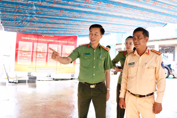 Đại tá Đào Hải Đăng (trái), Phó Giám đốc Công an tỉnh An Giang, kiểm tra thực tế phương án công tác phân luồng, điều tiết giao thông.