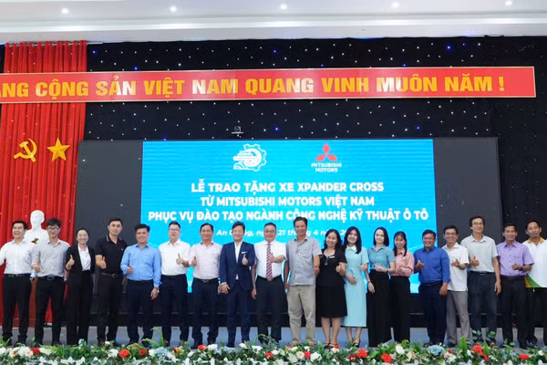 Các đại biểu chụp ảnh tại buổi lễ.