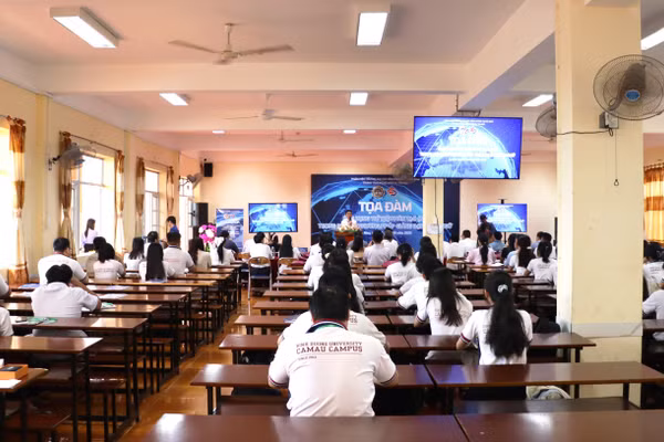 Phân hiệu Trường ĐH Bình Dương tại Cà Mau tổ chức Tọa đàm "Ứng dụng trí tuệ nhân tạo đổi mới phương pháp giảng dạy". Ảnh: QM.