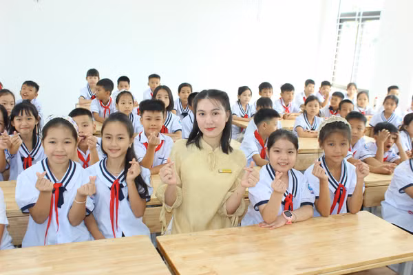 Từ lớp học ở bản làng xa hân hoan về ngôi trường mới