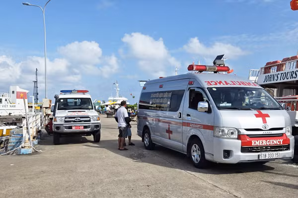 Xe cấp cứu túc trực tại cảng An Thới (Phú Quốc, An Giang) để đưa các nạn nhân đến cơ sở y tế.