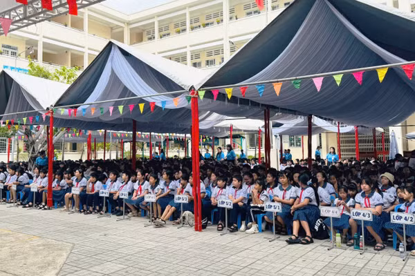 Học sinh chăm chú lắng nghe, tiếp thu các nội dung chia sẻ tại buổi tọa đàm.