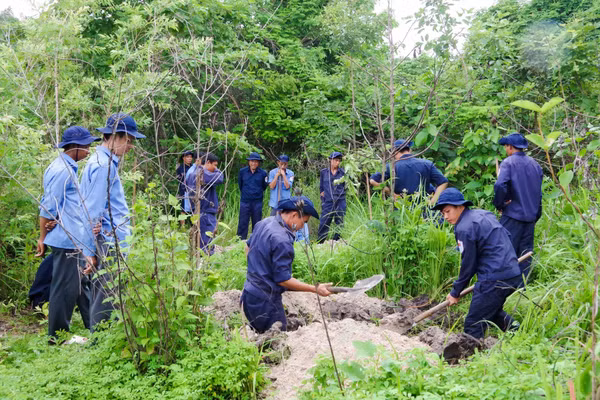 Cán bộ, chiến sĩ Đội K93 thực hiện nhiệm vụ tìm kiếm, quy tập hài cốt liệt sĩ trên đất Campuchia.