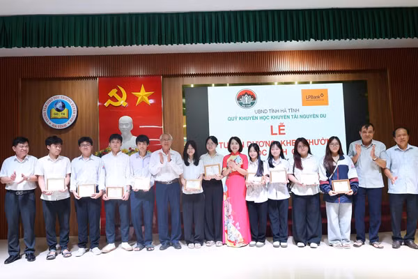 Quỹ Khuyến học, khuyến tài Nguyễn Du tuyên dương hơn 100 học sinh xuất sắc