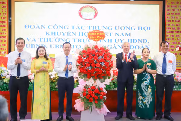 Lãnh đạo tỉnh Hà Tĩnh tặng hoa chúc mừng Đại hội Hội Khuyến học tỉnh.
