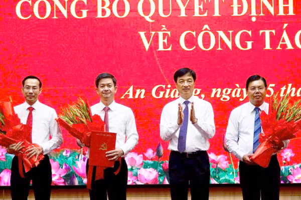 Ông Lê Quang Tùng (thứ 2 từ trái sang) giữ chức Bí thư Tỉnh ủy An Giang nhiệm kỳ 2025 - 2030.