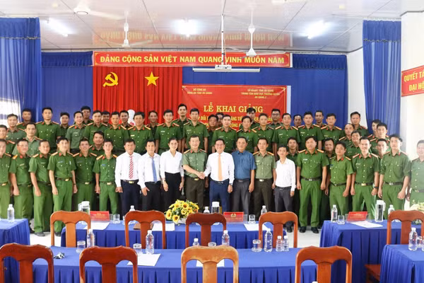 Đại biểu và học viên tham gia lớp bồi dưỡng chụp ảnh lưu niệm.