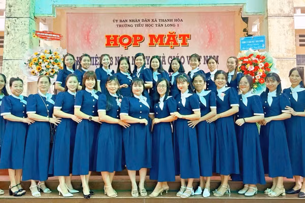 Giáo viên Trường Tiểu học Tân Long 1 (xã Thạnh Hòa, TP Cần Thơ) họp mặt kỷ niệm 43 năm Ngày Nhà giáo Việt Nam 20/11.