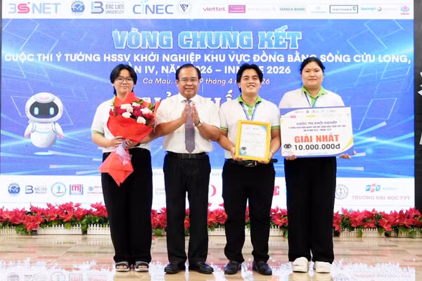 Ông Nguyễn Minh Luân, Phó Chủ tịch UBND tỉnh Cà Mau, trao giải Nhất cho dự án “Banagut - Khỏe từ ruột, sạch từ thiên nhiên” của sinh viên Trường Đại học Kiên Giang.