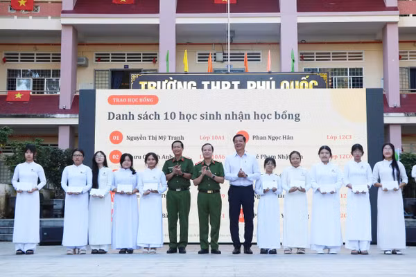 Ban Tổ chức trao 10 suất học bổng cho các em học sinh có hoàn cảnh khó khăn.