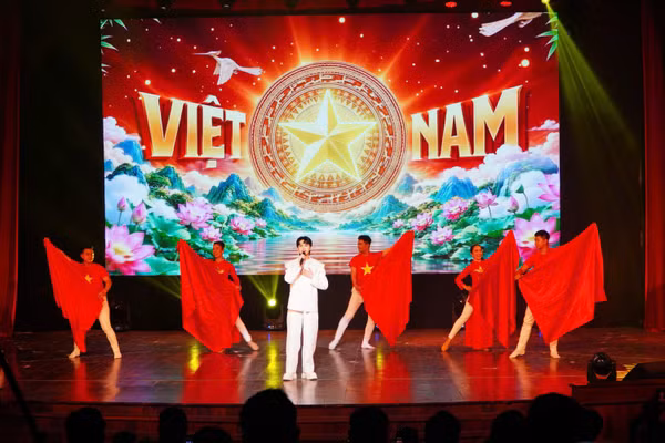 Ca sĩ Quách Phú Thành thể hiện những ca khúc về niềm tự hào dân tộc.