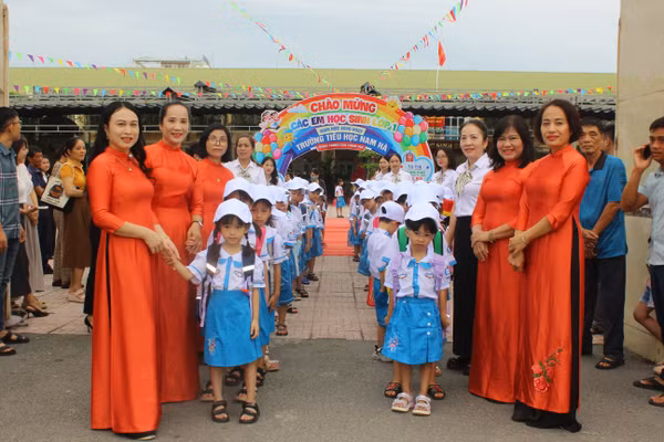 Giáo viên đón học sinh lớp 1 tựu trường.