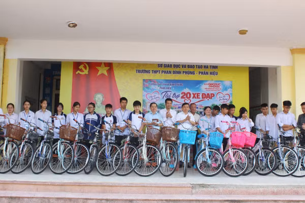 Báo Giáo dục và Thời đại trao tặng xe đạp đến học sinh khó khăn Trường THPT Phan Đình Phùng (Hà Tĩnh).
