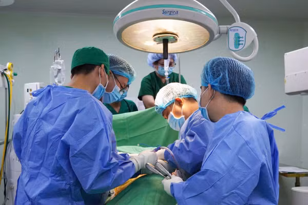 Ê-kíp phẫu thuật cho nam bệnh nhân. Ảnh: BVCC.