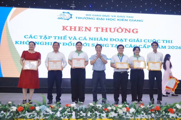 Khen thưởng các tập thể và cá nhân đạt giải Cuộc thi khởi nghiệp đổi mới sáng tạo các cấp.