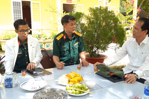 Bác sĩ Chuyên khoa II Hồ Văn Dũng, Phó Giám đốc Sở Y tế tỉnh An Giang, trao đổi với y, bác sĩ Bệnh xá Quân Dân Y.