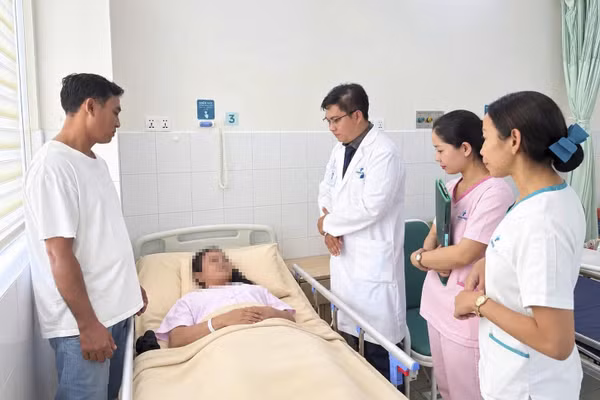 Bác sĩ thăm hỏi sức khỏe của bệnh nhân Campuchia.