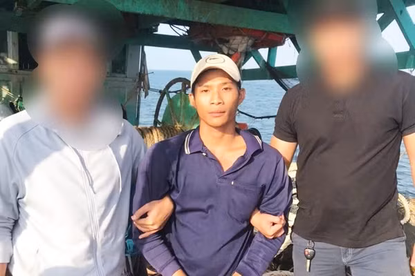 Đỗ Hoàng Tùng bị lực lượng trinh sát bắt giữ.