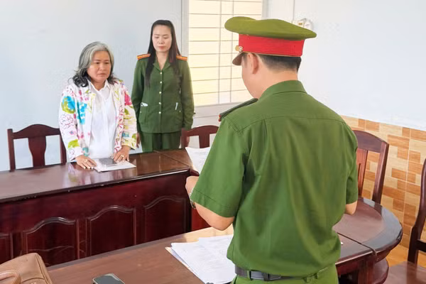 Cơ quan điều tra tống đạt Quyết định khởi tố bị can và Lệnh bắt bị can để tạm giam đối với Trần Thị Bích Phượng (Phú Quốc, An Giang). Ảnh: CACC.