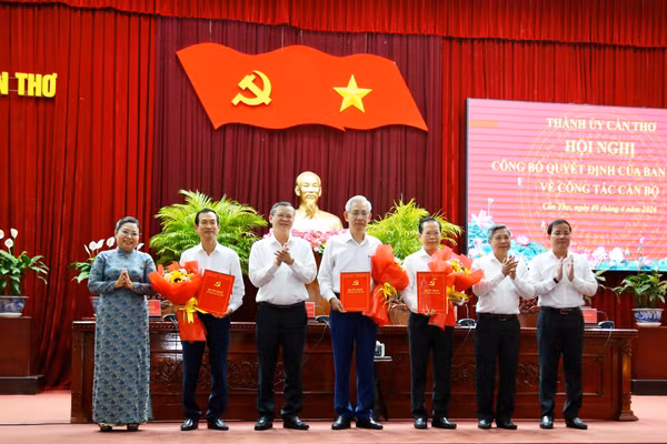 Lãnh đạo Thành ủy Cần Thơ tặng hoa chúc mừng các cán bộ vừa được Ban Bí thư chỉ định tham gia BCH Đảng bộ thành phố.