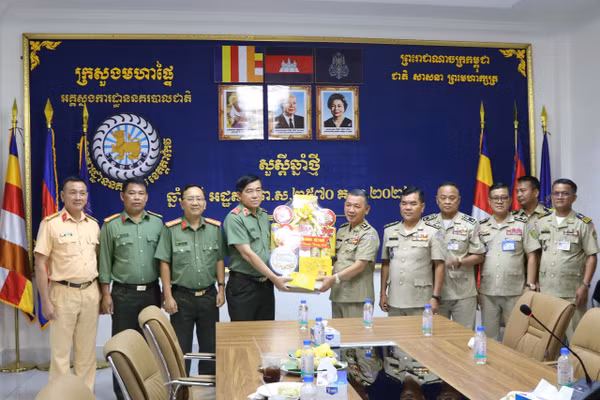 Thiếu tướng Nguyễn Văn Hận, Giám đốc Công an tỉnh An Giang, tặng quà Tết Chôl Chnăm Thmây Công an tỉnh Takeo.