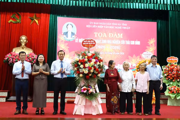 Đại diện Ban Tuyên giáo Tỉnh ủy và UBND tỉnh tặng hoa chúc mừng gia đình nhà nghiên cứu Thái Kim Đỉnh.
