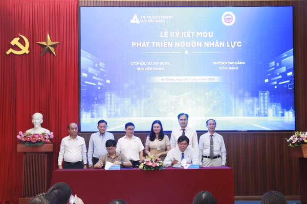 Đại diện Trường Cao đẳng Kiên Giang và đại diện Công ty CP Đầu tư Xây dựng HUD Kiên Giang ký kết hợp tác.