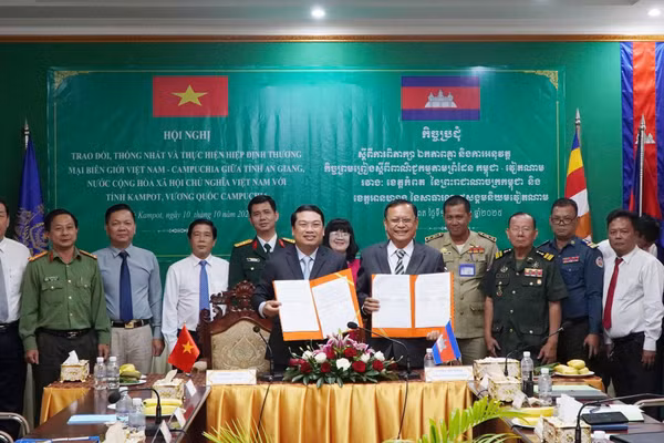 Ký kết biên bản về trao đổi, thống nhất và thực hiện Hiệp định Thương mại biên giới Việt Nam - Campuchia giữa hai tỉnh An Giang và Kampot. Ảnh: Phương Vũ.