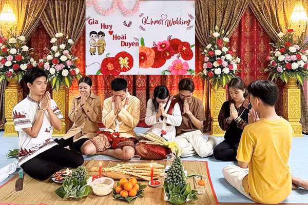 Các nhóm sinh viên sáng tạo sân khấu hóa, tái hiện sinh động không gian văn hoá.