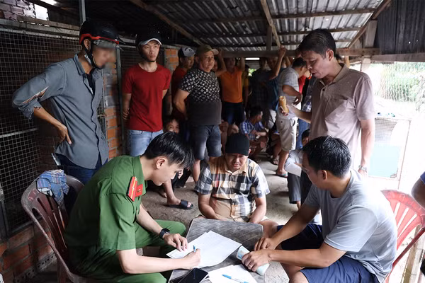 Lực lượng Công an bắt giữ 50 đối tượng liên quan tới sòng bạc đá gà. Ảnh: Tiến Tầm.