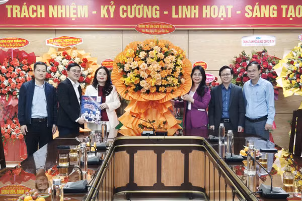 Phóng viên Báo GD&TĐ khu vực Bắc Trung Bộ tặng hoa chúc mừng ngành GD&ĐT Quảng Trị nhân Ngày Nhà giáo Việt Nam 20/11.
